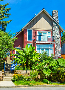 有环境美化的大阳台和蓝天背景的美丽的郊区房子