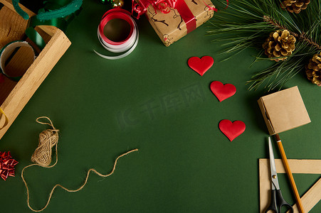 美丽的圣诞背景与包装材料和包装礼物的心形装饰。