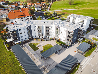 专属告白摄影照片_斯洛文尼亚郊区一栋新建住宅楼的白色和灰色立面