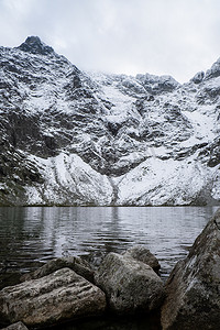 Czarny Staw pod Rysamy 或 Black Pond 湖靠近波兰 Tatry 山脉的 Morskie Oko 雪山小屋，无人机景观，波兰扎科帕内。 