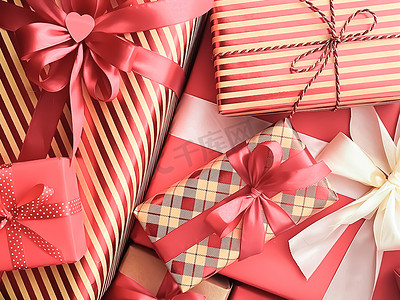 礼物箱摄影照片_节日礼物和包装好的豪华礼物、珊瑚礼盒作为生日、圣诞节、新年、情人节、节礼日、婚礼和假期购物或美容盒交付的惊喜礼物