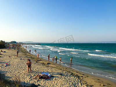 保加利亚 Pomorie - 2019 年 9 月 1 日：人们在海滩上放松。