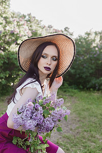 一个黑头发的时尚女孩，夏天淡紫色色调的春天肖像。