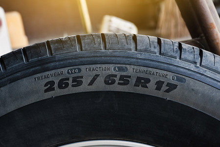 汽车的轮廓图摄影照片_汽车轮胎侧壁上的轮胎尺寸和规格