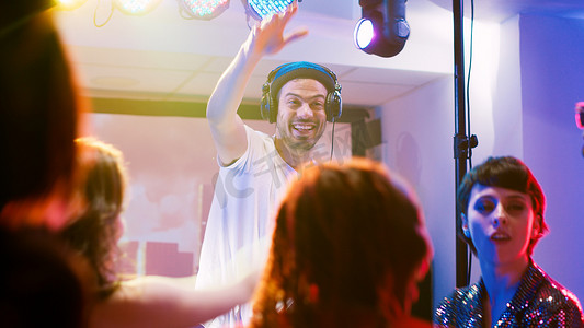 聚会吧摄影照片_很酷的 DJ 和舞台上的人一起泡吧