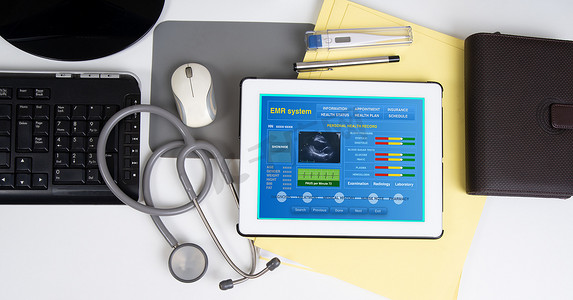 医疗记录系统在数字平板电脑上显示患者信息