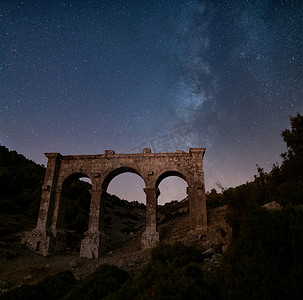阿里亚索斯古城，银河系夜景下的城门