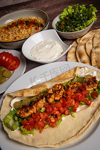 chich taouk、大蒜奶油、toum、黎巴嫩面包、tabbouleh 和鹰嘴豆泥、鹰嘴豆泥的黎巴嫩食谱