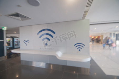 机场为乘客提供免费 wi-fi 标志的模糊场景