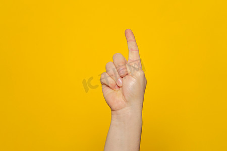 手显示在橙色背景上隔离的食指，带有剪切路径，概念首先按下按钮，双击鼠标，乘坐电梯。