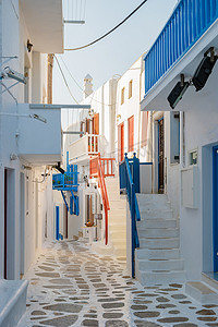 希腊米科诺斯希腊村空荡荡的街道，米科诺斯村色彩缤纷的街道