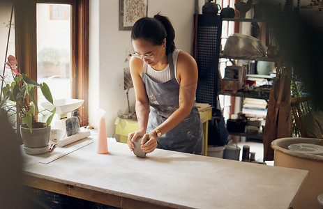 创意、小型企业和陶艺女孩使用粘土寻找创意、灵感和艺术过程。