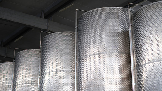 洋河酒厂摄影照片_用于在酒厂特写镜头中储存酒精的钢罐