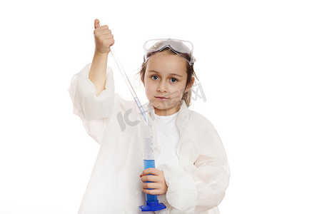 刻度移液管摄影照片_在实用化学课上，聪明的学龄前儿童小女孩用量筒中的液体填充刻度吸管