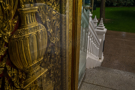 人们用来赞美和崇拜僧侣的泰国寺庙木门上雕刻的图案。