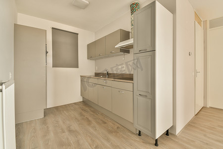 带灰色橱柜和木地板的厨房