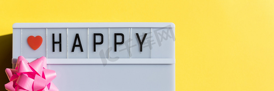 黄色背景灯箱上的快乐日标志。快乐的父母节或国际家庭日。贺卡。