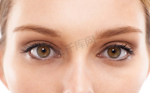 眼睛护理摄影照片_面部、眼睛和视力与工作室中的一位女性在白色背景下进行眼部护理或处方眼镜。