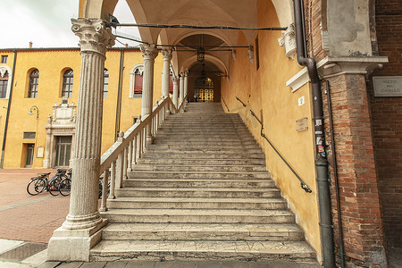 荣誉楼梯在费拉拉在意大利 2