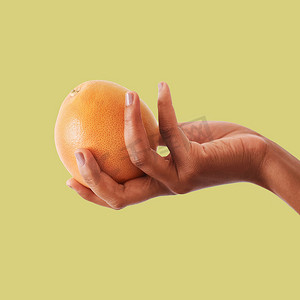 工作室背景下的手、橙子和水果，用于维生素 C、健康饮食计划或营养。