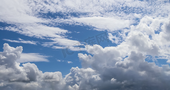 深蓝色夏季 sk 中美丽蓬松的白云层