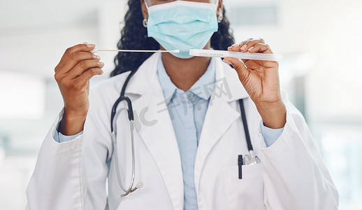 在医院工作的医生、covid 测试和医疗保健专家、病毒结果分析和诊所安全面罩。