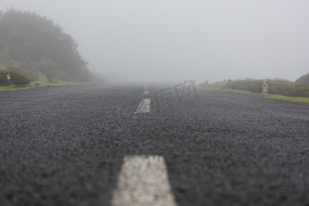 清晨的雾气笼罩着道路。