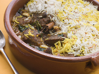 用勺子煮一锅羊肉印度饭