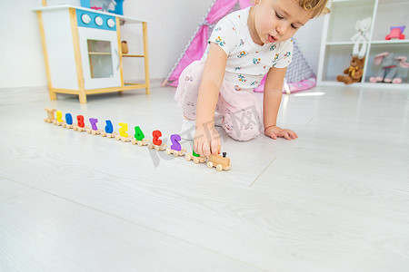 一个孩子在玩一列由数字组成的火车。