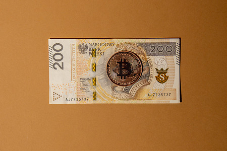 200 波兰兹罗提纸币上的比特币金币。