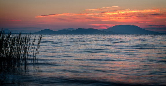 巴拉顿湖摄影照片_匈牙利巴拉顿湖上美丽的日出