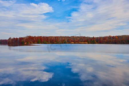 密歇根州海岸清澈的湖面和秋季森林
