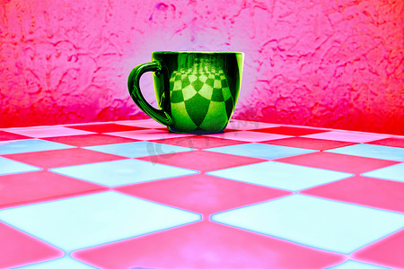 白色粉色棋盘上的绿色杯子和粉色红色抽象背景