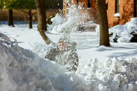 冬天在雪地里玩耍的可爱白人小女孩