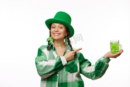戴着绿色嘉年华帽和格子衬衫的迷人女人，向您展示圣帕特里克节的传统爱尔兰饮品