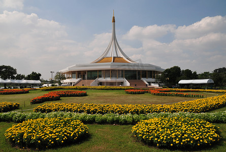 精美花卉装饰摄影照片_泰国曼谷 Suan Luang Rama IX 公共公园 Ratchamangkhala 馆装饰精美的鲜花