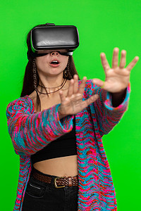 兴奋的女人使用虚拟现实未来技术耳机玩模拟 3D 视频游戏