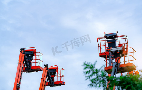 施工升降机摄影照片_铰接式动臂升降机。