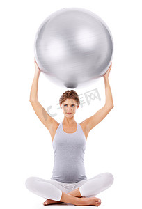 孕妇、肖像和健身球，白色背景，适合健身、普拉提和健康。