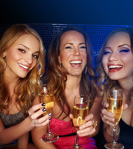 香槟、女性和朋友在夜总会、新年派对庆典和节日欢乐时光中微笑。