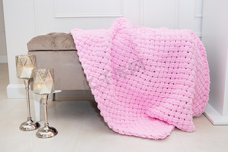 粉色毛绒织物的背景质地，小沙发上柔软羊毛材料的背景图案以及烛台，舒适的概念