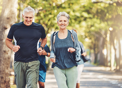 健身跑步老人摄影照片_高级跑步者团体、公园和健身，以微笑、团队合作或夏日阳光下的健康动力。
