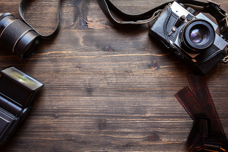 木桌背景上的旧复古相机