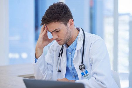 医院数据分析、测试结果分析或手术计划中的人、医生或压力头痛。