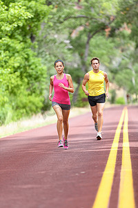 在路上奔跑的人-运动和健身跑步者
