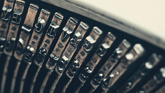 旧手动打字机错字键上的字母和数字