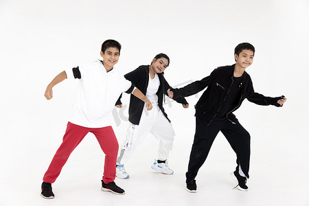 嘻哈熊猫字体摄影照片_一群亚洲青少年跳舞嘻哈班。
