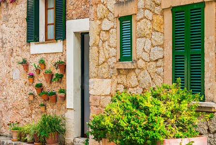 西班牙马略卡岛的老村 Valldemossa，墙上挂着典型的盆栽植物
