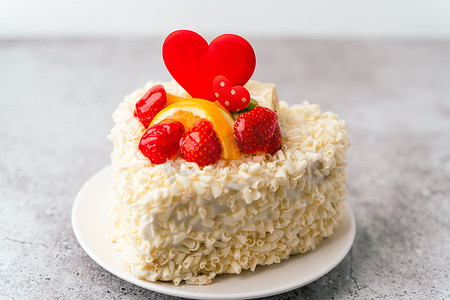 情人节蛋糕心形和水果，草莓。