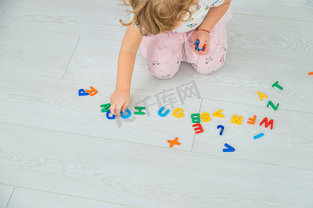 孩子通过游戏学习数字和字母。